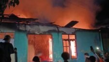 Rumah warga Fitu saat terbakar [Foto : Iin Afriyanti/Kasedata]