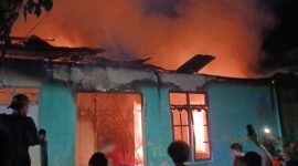 Rumah warga Fitu saat terbakar [Foto : Iin Afriyanti/Kasedata]