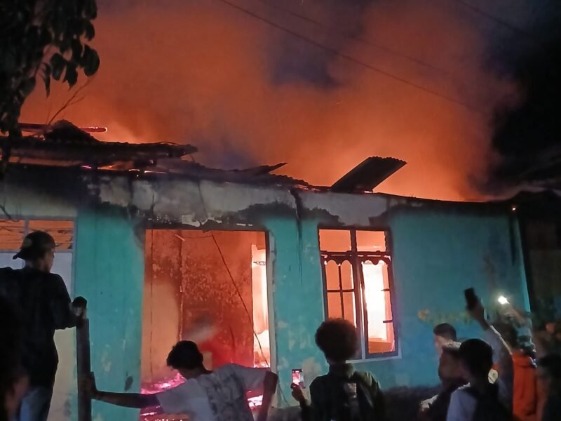 Rumah warga Fitu saat terbakar [Foto : Iin Afriyanti/Kasedata]