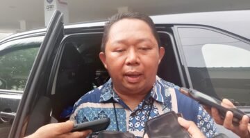 Sekda Kota Ternate Rizal Marsaoly, diwawancarai usai rapat KKMP [Foto : sukarsi/kasedata]