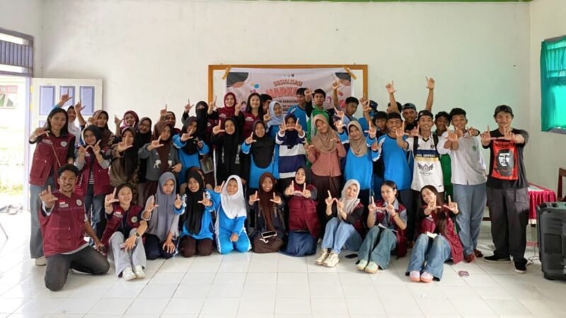 Mahasiswa KKSD UMMU Kelompok 3 dalam kegiatan sosialisasi bahaya narkotika [dok : kasedata]