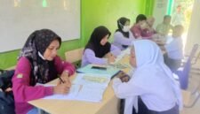 Pemeriksaan kesehatan gratis bagi siswa MTs Negeri 2 Wai Ina [dok : karno/kasedata]
