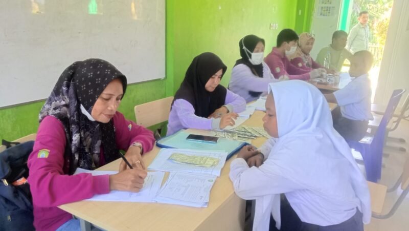 Pemeriksaan kesehatan gratis bagi siswa MTs Negeri 2 Wai Ina [dok : karno/kasedata]