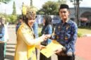 Salah satu PNS lulusan 2025, saat menerima SK 100 persen dari Bupati Kepulauan Sula [Foto : karno/kasedata]