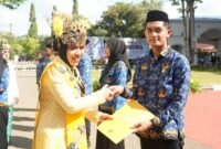 Salah satu PNS lulusan 2025, saat menerima SK 100 persen dari Bupati Kepulauan Sula [Foto : karno/kasedata]