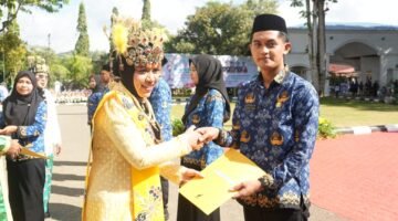 Salah satu PNS lulusan 2025, saat menerima SK 100 persen dari Bupati Kepulauan Sula [Foto : karno/kasedata]