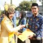 Salah satu PNS lulusan 2025, saat menerima SK 100 persen dari Bupati Kepulauan Sula [Foto : karno/kasedata]