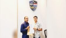 Kuasa hukum Agusti, Julfandi Gani, S.H. saat memasukan laporan ke Ditreskrimsus Polda Malut [dok : kasedata]