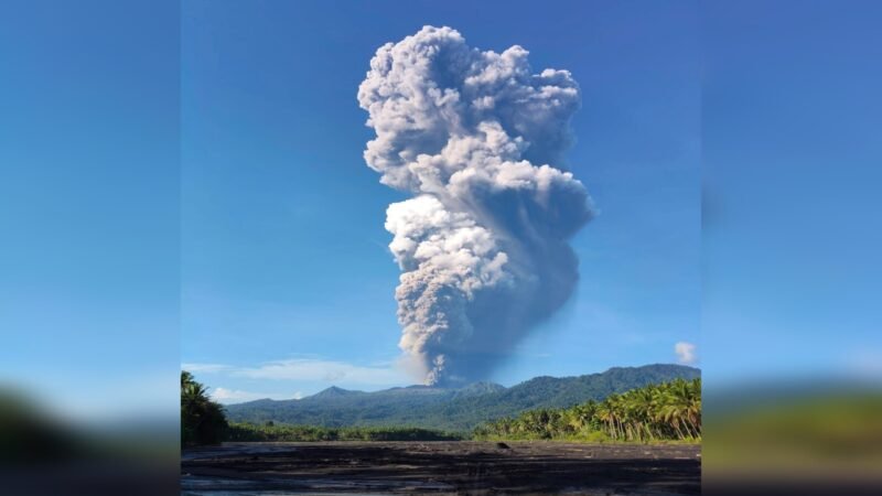 Letusan Gunung Dukono yang terjadi pada Jumat hari ini [Foto : istimewa] 