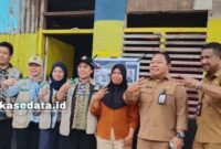 Kabalai Sulawesi I, Erpika Ansela Surira bersama istri dari Junaidi Albugis beserta Sekda Kota Ternate Rizal Marsaoly dan Kadisperkimtan Toony S. Pontoh usai kegiatan zoom meating dengan Kementerian PKP yang berlangsung di Kelurahan Kastela [Foto : kasedata]