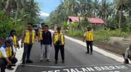 Pelaksana Tugas (Plt) Kepala Balai Pelaksana Jalan Nasional (BPJN) Maluku Utara, Abdul Hamid Payapo, langsung tancap gas meninjau sejumlah titik pembangunan infrastruktur. || dok : Kasedata