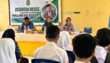 Ketua Komisi IV DPRD Malut, Muhajirin Bailussy dalam agenda reses di SMA Negeri 5 Halmahera Barat. || dok : Kasedata