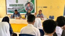 Ketua Komisi IV DPRD Malut, Muhajirin Bailussy dalam agenda reses di SMA Negeri 5 Halmahera Barat. || dok : Kasedata