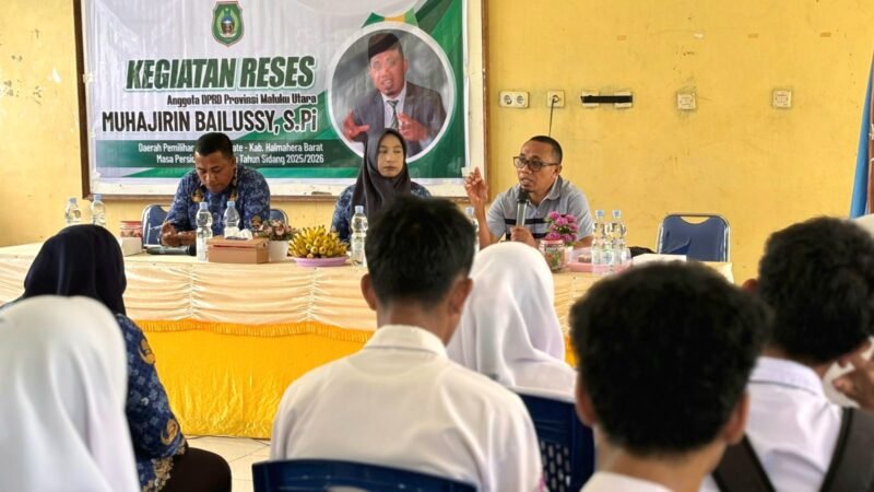 Ketua Komisi IV DPRD Malut, Muhajirin Bailussy dalam agenda reses di SMA Negeri 5 Halmahera Barat. || dok : Kasedata