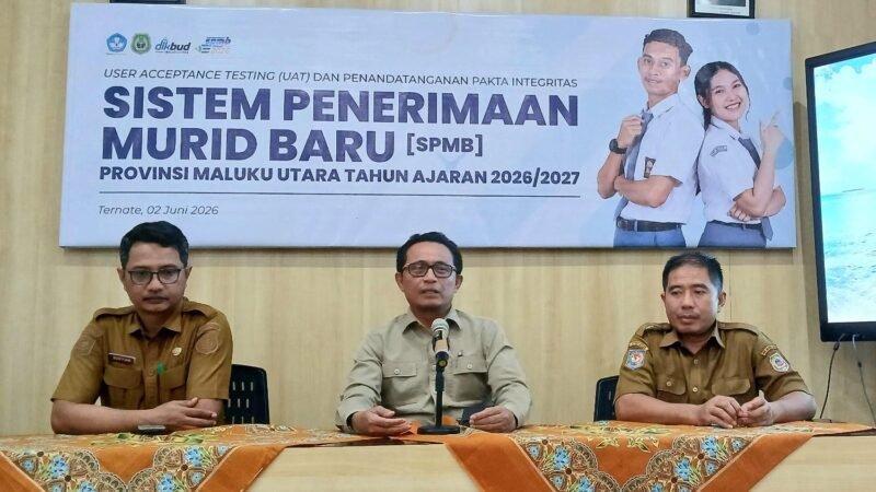 Kepala Dinas Pendidikan dan Kebudayaan (Dikbud) Maluku Utara, Abubakar Abdullah, didampingi Sekretaris Dikbud Sofyan, S. Kom, dan Kepala Bidang Pembinaan SMK, Makmur, S. Kom. || dok : Ilham/Kasedata