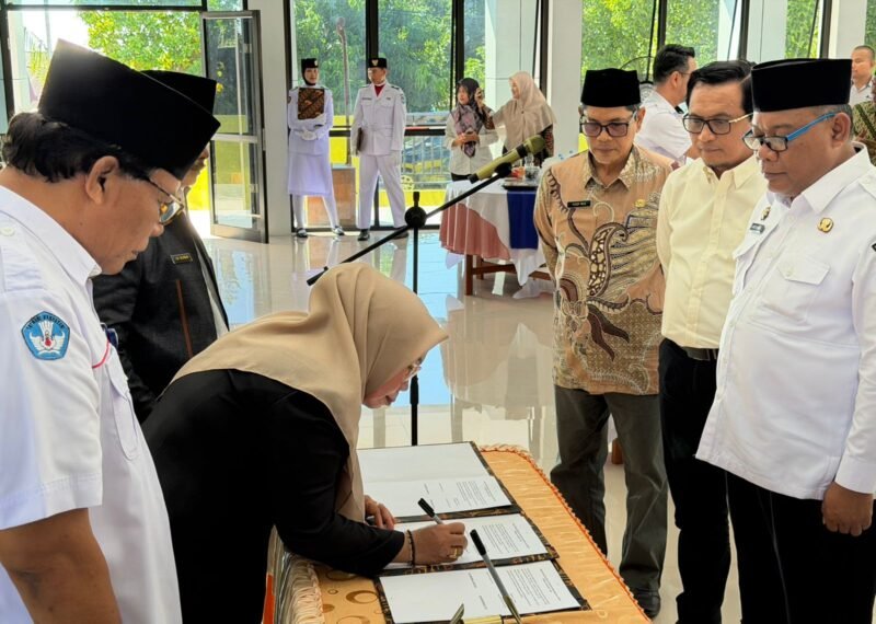 Prosesi pelantikan pengurus MKKS dan MGMP SMA, SMK, dan SLB Kota Ternate periode 2026–2029 di Aula SMA Negeri 5 Ternate. Tampak hadir juga Sekda Maluku Utara, Samsuddin A. Kadir. || dok : Ilham/Kasedata