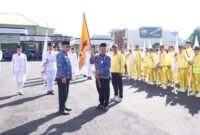 Prosesi pelepasan ditandai dengan penyerahan petaka bendera dari Wali Kota Ternate kepada Ketua Kontingen sebagai simbol kesiapan Kota Ternate mengikuti PORPROV V Maluku Utara [Foto : edohuka/kasedata]