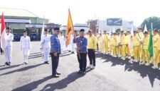 Prosesi pelepasan ditandai dengan penyerahan petaka bendera dari Wali Kota Ternate kepada Ketua Kontingen sebagai simbol kesiapan Kota Ternate mengikuti PORPROV V Maluku Utara [Foto : edohuka/kasedata]