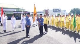 Prosesi pelepasan ditandai dengan penyerahan petaka bendera dari Wali Kota Ternate kepada Ketua Kontingen sebagai simbol kesiapan Kota Ternate mengikuti PORPROV V Maluku Utara [Foto : edohuka/kasedata]