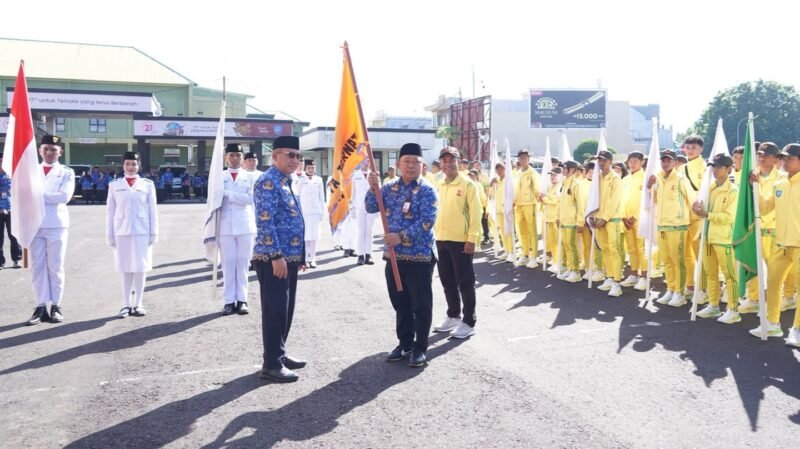Prosesi pelepasan ditandai dengan penyerahan petaka bendera dari Wali Kota Ternate kepada Ketua Kontingen sebagai simbol kesiapan Kota Ternate mengikuti PORPROV V Maluku Utara [Foto : edohuka/kasedata]