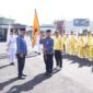 Prosesi pelepasan ditandai dengan penyerahan petaka bendera dari Wali Kota Ternate kepada Ketua Kontingen sebagai simbol kesiapan Kota Ternate mengikuti PORPROV V Maluku Utara [Foto : edohuka/kasedata]