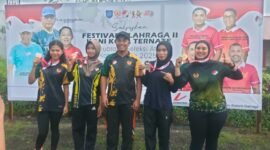Foto ketua FOPI bersama atlet Petanque Kota Ternate yang siap bertanding di PORPROV V Maluku Utara [dok : kasedata]