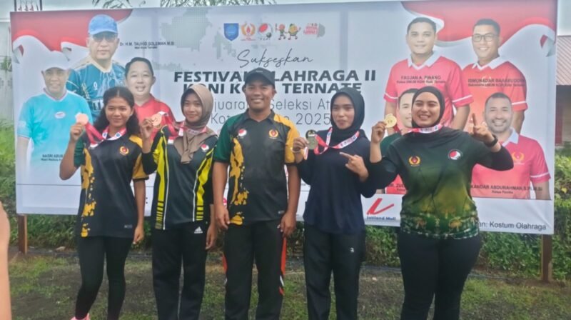 Foto ketua FOPI bersama atlet Petanque Kota Ternate yang siap bertanding di PORPROV V Maluku Utara [dok : kasedata]