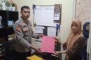 Mantan Koordinator PKH Kota Ternate, Fitria Rindengan, saat melaporkan kasus dugaan pencemaran nama baik ke Polres Ternate [dok : Iin Afriyanti/kasedata]
