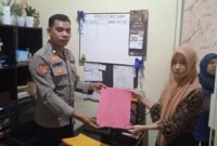Mantan Koordinator PKH Kota Ternate, Fitria Rindengan, saat melaporkan kasus dugaan pencemaran nama baik ke Polres Ternate [dok : Iin Afriyanti/kasedata]