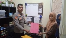 Mantan Koordinator PKH Kota Ternate, Fitria Rindengan, saat melaporkan kasus dugaan pencemaran nama baik ke Polres Ternate [dok : Iin Afriyanti/kasedata]