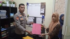 Mantan Koordinator PKH Kota Ternate, Fitria Rindengan, saat melaporkan kasus dugaan pencemaran nama baik ke Polres Ternate [dok : Iin Afriyanti/kasedata]