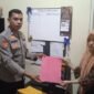 Mantan Koordinator PKH Kota Ternate, Fitria Rindengan, saat melaporkan kasus dugaan pencemaran nama baik ke Polres Ternate [dok : Iin Afriyanti/kasedata]