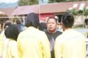 Ketua Kontingen Kota Ternate, Rizal Marsaoly, saat memberikan motivasi kepada atlet-atlet bola voly [Foto : edohuka/kasedata]