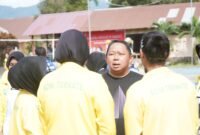 Ketua Kontingen Kota Ternate, Rizal Marsaoly, saat memberikan motivasi kepada atlet-atlet bola voly [Foto : edohuka/kasedata]