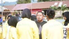 Ketua Kontingen Kota Ternate, Rizal Marsaoly, saat memberikan motivasi kepada atlet-atlet bola voly [Foto : edohuka/kasedata]