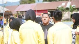 Ketua Kontingen Kota Ternate, Rizal Marsaoly, saat memberikan motivasi kepada atlet-atlet bola voly [Foto : edohuka/kasedata]