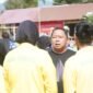 Ketua Kontingen Kota Ternate, Rizal Marsaoly, saat memberikan motivasi kepada atlet-atlet bola voly [Foto : edohuka/kasedata]