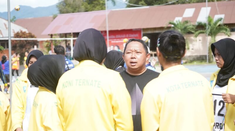 Ketua Kontingen Kota Ternate, Rizal Marsaoly, saat memberikan motivasi kepada atlet-atlet bola voly [Foto : edohuka/kasedata]