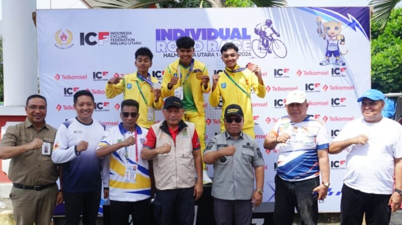 Atlet balap sepeda Kota Ternate saat berhasil menguasai podium dengan meraih medali emas, perak, dan perunggu [Foto : kelana/kasedata]
