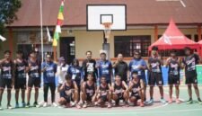 Foto bersama tim bola basket putra bersama Perbasi Kota Ternate usai mengalahkan Halmahera Tengah di laga perdana PORPROV Malut