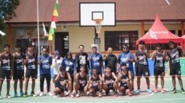 Foto bersama tim bola basket putra bersama Perbasi Kota Ternate usai mengalahkan Halmahera Tengah di laga perdana PORPROV Malut