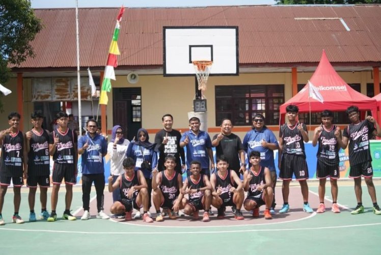 Foto bersama tim bola basket putra bersama Perbasi Kota Ternate usai mengalahkan Halmahera Tengah di laga perdana PORPROV Malut
