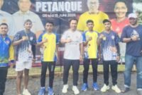 Atlet - atlet petanque saat berpose bersama ketua umum FOPI Kota Ternate [dok : kasedata]