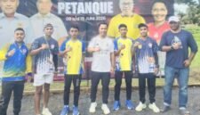 Atlet - atlet petanque saat berpose bersama ketua umum FOPI Kota Ternate [dok : kasedata]