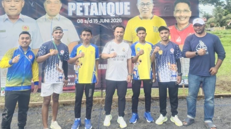 Atlet - atlet petanque saat berpose bersama ketua umum FOPI Kota Ternate [dok : kasedata]