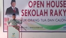 Wali Kota Ternate saat memberi sambutan pada kegiatan open house sekolah rakyat [Foto : iin afriyanti/kasedata]