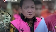 Mantan Bupati Pulau Taliabu, Aliong Mus, saat ditahan oleh Kejati Maluku Utara [Foto : Acim/kasedata]