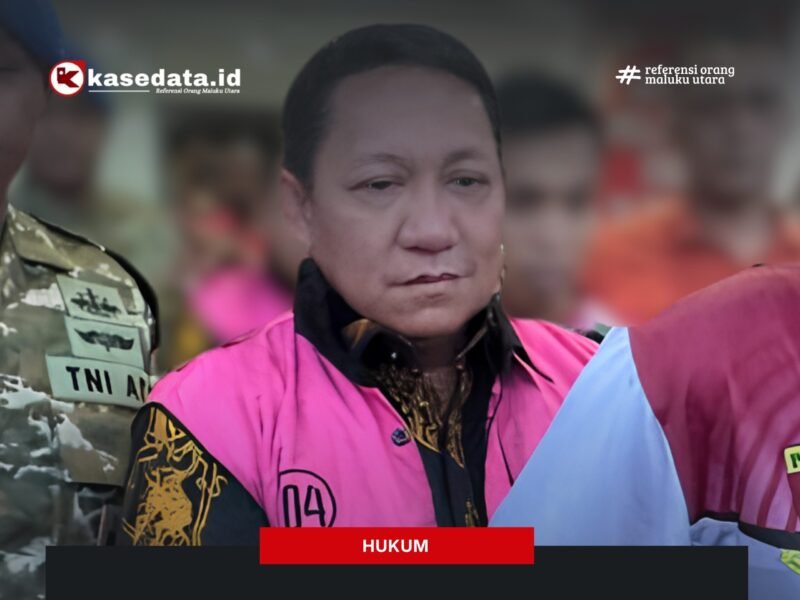 Mantan Bupati Pulau Taliabu, Aliong Mus, saat ditahan oleh Kejati Maluku Utara [Foto : Acim/kasedata]
