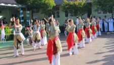 Salah satu tarian penutupan MPLS yang dipertunjukan oleh siswa baru di SMA Negeri 10 Kota Ternate. || dok : Kasedata
