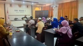 Kadikbud Maluku Utara, Abubakar Abdullah bersama para Kepala SMA se-Kota Ternate dan pengelola lembaga bimbingan belajar (Bimbel) guna memperkuat kualitas pembelajaran sekaligus meningkatkan daya saing peserta didik. || dok : Kasedata